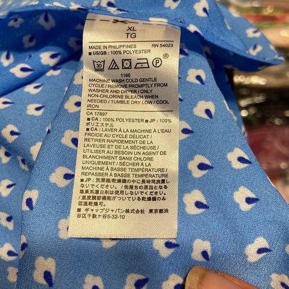 Banana Republic blue with white little floral print size XL
A32 - Picture 10 of 10